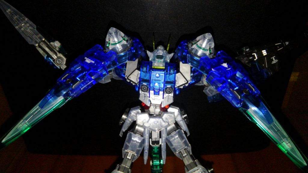 カタールは足より肩に懸架した方が美しい(独断と偏見)
展示見本のクリアパーツの発色に惚れて衝動買いした一品です(o^-')b !