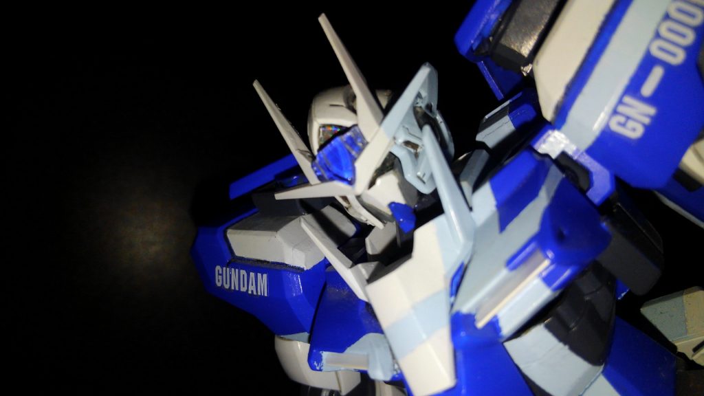 マスクのへの字は無くしてエクシアっぽく。
カラーリングは青を基調に筆塗り全塗装。