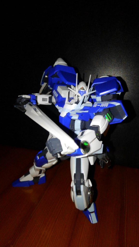 1/100のキットですが可動域はMGに迫る良キット!
GNソードⅡは片刃にしてペーパーナイフ並みに研ぎましたヽ(・∀・)ノ
牙○○式!!