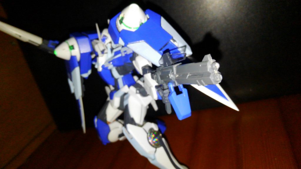 GNドライブの先端を開口してオーロラアイズを嵌め込んでいます。
もう一本のGNソードⅡは銃身にしてビームライフル専用に。