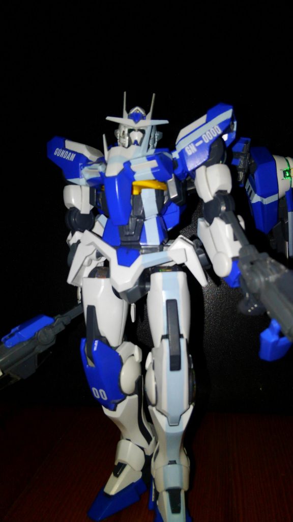 バランスとして肩アーマーが小さく見えたのでプラ板にて増量してます。
素組と比べたら多少マッシブに見えるかも?