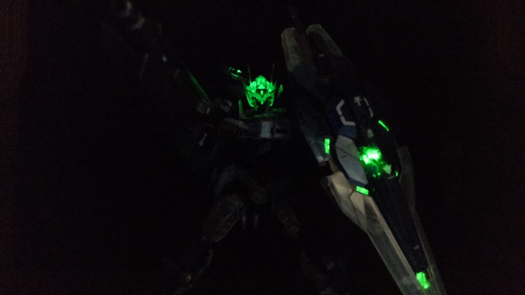 ここからクリアカラーOOガンダムセブンソード/GのLED発光です(*´・ω・`)b
GNバスターソードはキレイな発光でした!
シールドモード関係無しに光るけどなっ!!