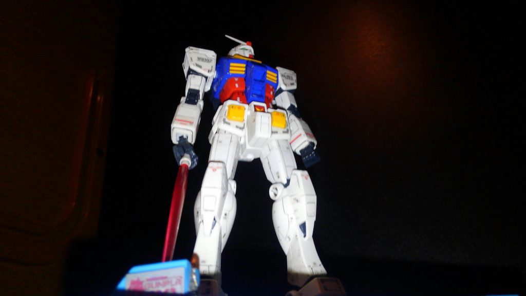 煽り構図で少しでも1/1気分を･･･。
相変わらずの筆塗り全塗装。
改造等はせずに素組です。