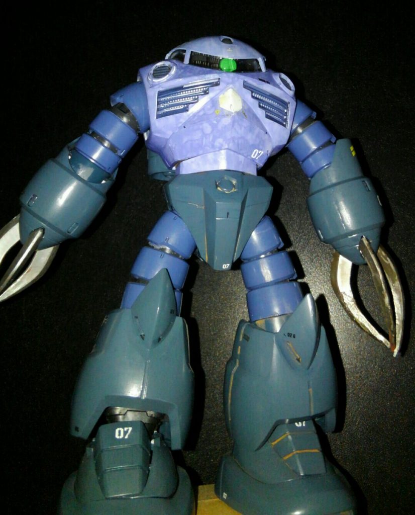 煽り撮影が映えない希少種?
左の爪はパテで延長して使い古し感を目指してくたびれさせました(*´ω`*)
ボディは水中迷彩?水の反射をイメージして筆塗りしてます。