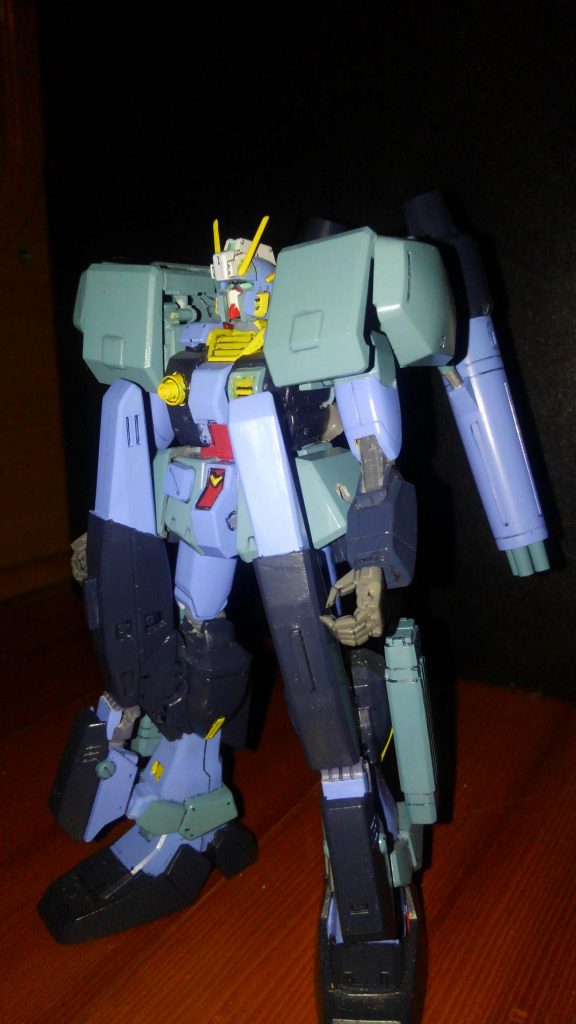 ジャンクパーツを盛りに盛ったヘイズルです。
MGのチョバムアーマーの欠片やマク○スなブースターやら1/144アレックスやらが混じってるような気がします。(うろ覚え)