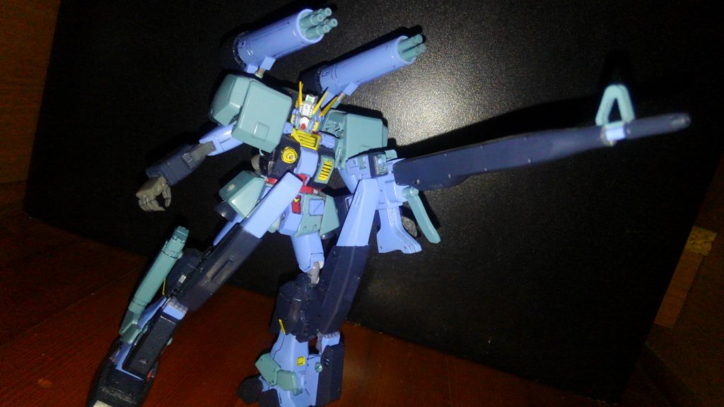 ジムスナさんからスナイパーライフル奪ってますなΣ(・ω・ノ)ノ
カラーリングは多分制作当時余ってた塗料だった筈。