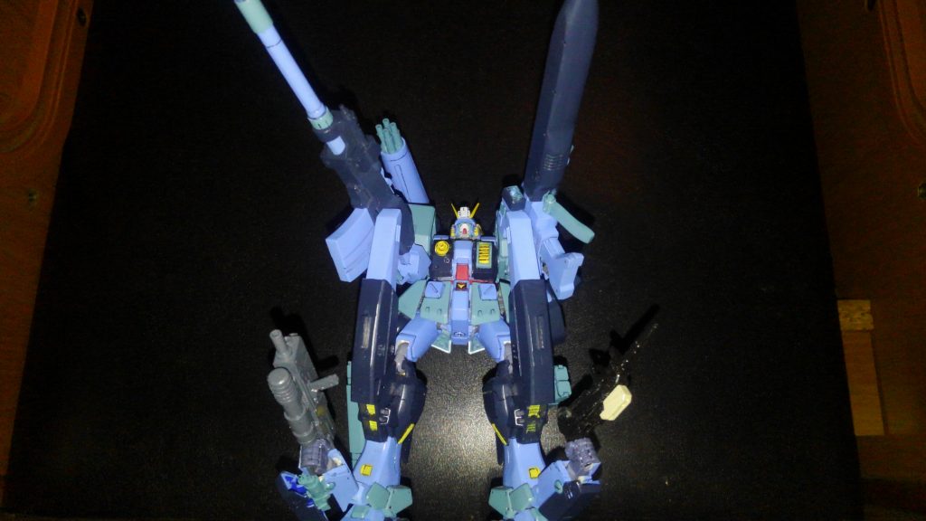 陸ガンから輝き砲も奪ってフルバースト!
何気に踝に隠せてない隠し腕が付いてたので適当に銃持たせてます(笑)