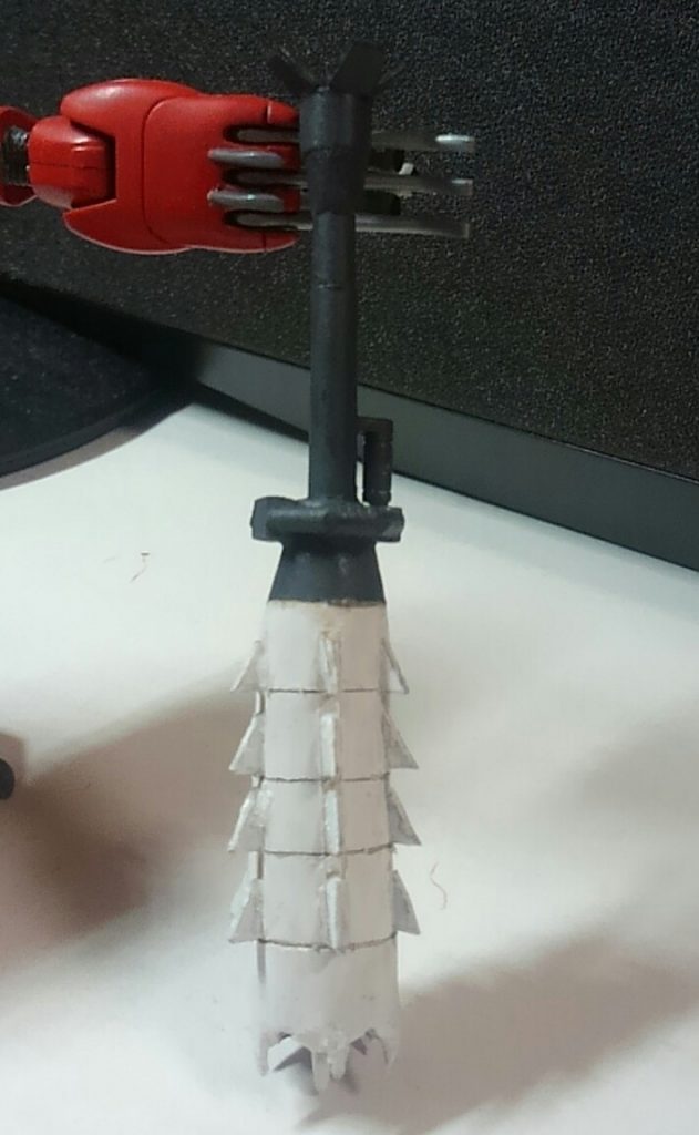 メイン武装のミンチドリルは､太めのランナーの周りにパテで覆い､棘はプラ板を細かくカットし整形したフルスクラッチです～
グリップ部分も細めのランナーを取り付けて元ネタ