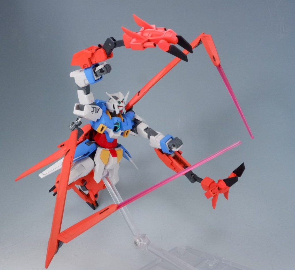 肩のバインダーは仕込みサーベルです。クローの延長ギミックと組み合わせると近距離では圧倒的な攻撃力を有します。