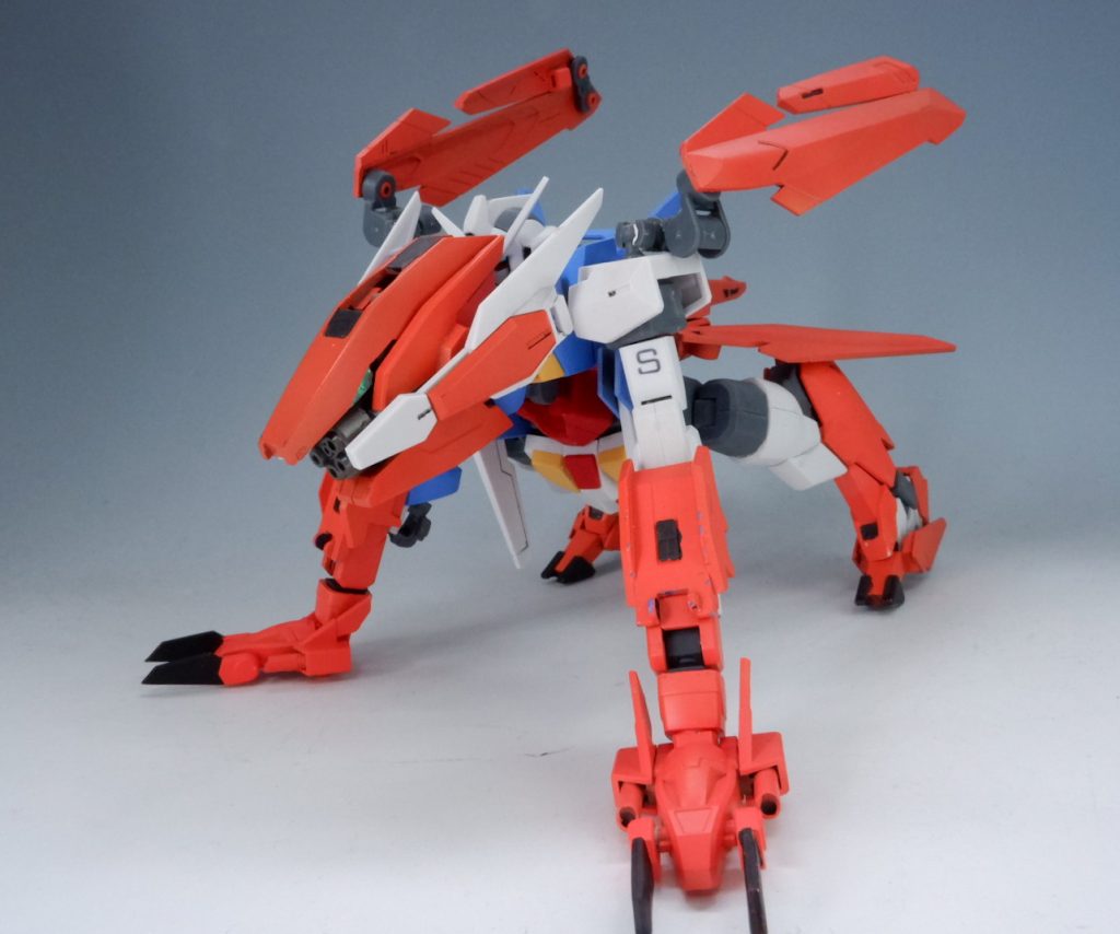変形その②ストライダー形態
地上での高速移動に特化させた形態です。遠距離から一気に距離を詰めて自身の得意な戦法を押し付けることができます。