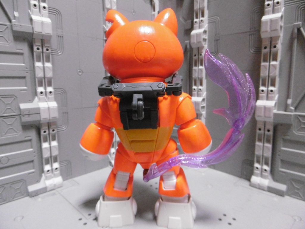 背面
バックパック穴に首輪ストライカーを接続。
尻尾にはディナイアルの髪エフェクトを、パワーダーのジョイントで繋ぎました(股関の3mm穴から生えてます)。