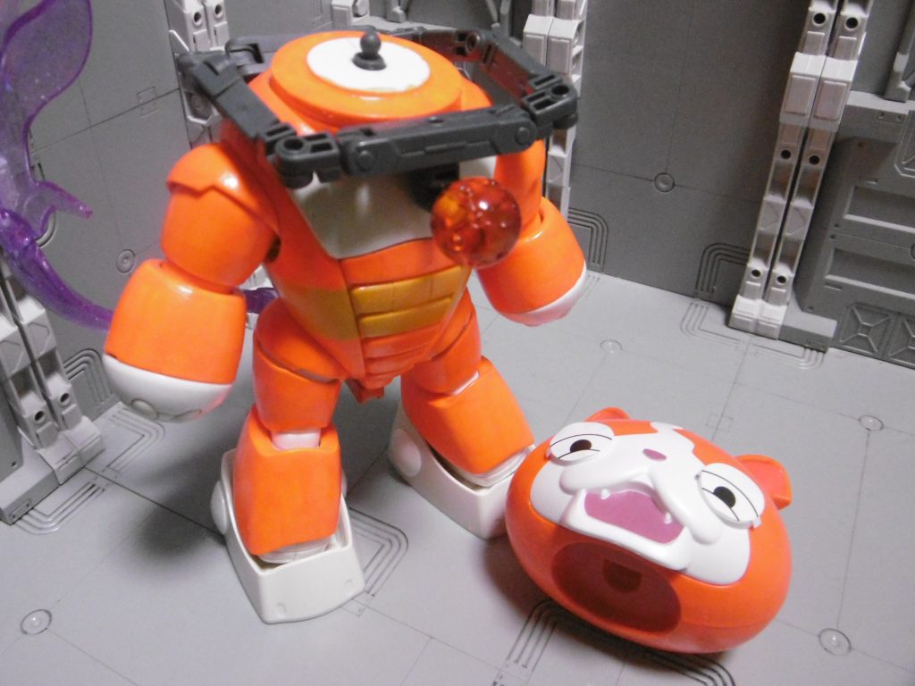 ジバニャンの頭は「乗ってるだけ」です。接続なし。
解決できぬまま3年が経つも「妖怪と思えば繋がってなくても不自然さはあまり感じない」と妥協。
磁場骸の名の通り、電磁波か何かで頭と体が繋がっているのかもしれません。妖怪なら仕方ない。