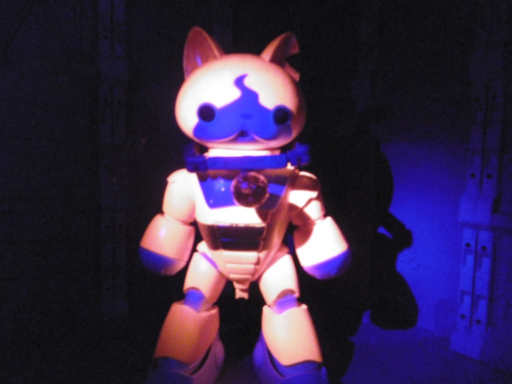 蛍光オレンジですので、ブラックライト反応。
自分で作っておいて何ですが、とっても不気味。