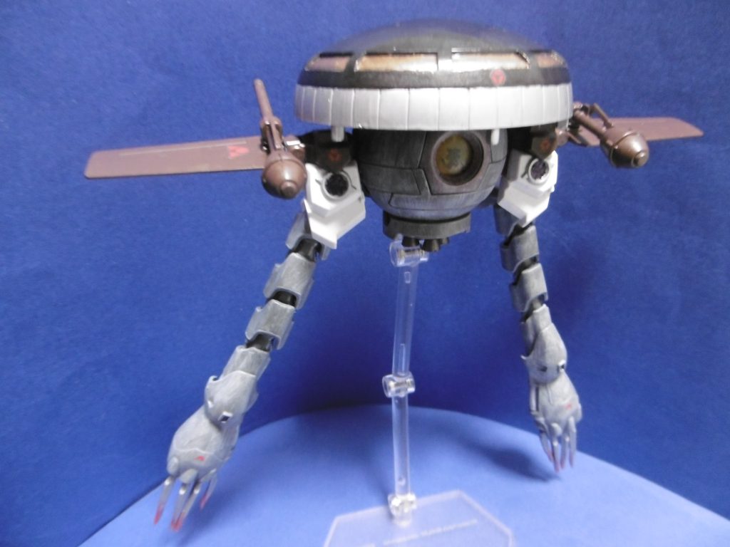 携帯式対戦車擲弾発射器は自動(というか遠隔操作)発射式。
袖を上に可動させると、防御力が下がる代わりに滞空可能。