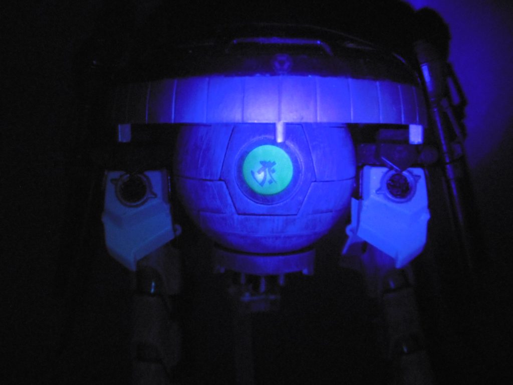 本体の牢獄に「罪人」として封じられます。
ここに【亡婁】と呼ばれたる所以あり。
強力な呪式(梵字「虚空蔵菩薩」← 機体名の由来より選択)によって封印されており、内外から開ける事は不可能。一度封じられると救出できなくなります。ただし一度に封じられるのは1人まで。それ以外では機体も含めて転移効果は起こらず、重力球の中で一定時間行動不能に。
無人の座席に拘束され、言葉にできない地獄のような処刑がじわじわと時間をかけて続けられます。
中は犠牲者たちの血に塗れており、絶命するまで吸血され続けるのです。
拘束中は機動力以外の全能力が上昇。特に防御は鉄壁になり、全攻撃ダメージの9割をカット。
上昇値および継続時間は罪人の生命力に依存し、対象の瀕死で強化解除。絶命後しばらくすると副作用発生。徐々に弱体化が始まり、器が空の状態が長期に渡ると自身が行動不能に陥ります。