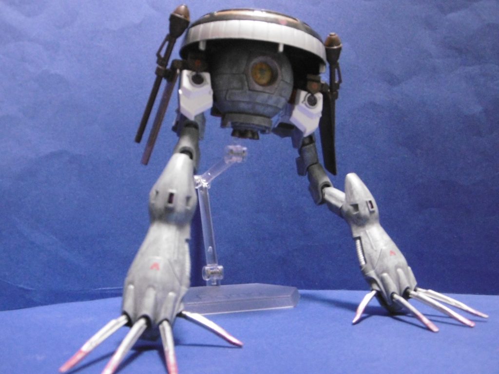 【HGボール+HG戦国アストレイ+HGハイゴッグ+SD時防流覇利丸】
機体構成と配色は『城』をイメージしています。笠と爪はつやあり、他はつや消し。
ABS関節への塗装は無し(破損の危険性大)。各部マーキングシール(笠・肩・前腕など)はMG戦国アストレイのを使っています。一部の梵字は水転写デカール。
ボールとはいえ、宇宙に出ると星屑になります。制作工程に理由あり。
作っていてどことなく ウォドム っぽくも見えました。
メインカラーは石垣に見立て、明灰白色を下地としニュートラルグレーで粗めのドライブラシ。
ボール本体のコックピット周りにのみ、追加でブラッドレッドもドライブラシ。微かな不気味さの演出。
両肩は櫓に見立て、肩アーマーには敢えて汚しを入れない事で怪しさの強調(成型色のまま)。肩アーマーのサブアームは干渉のため廃止。代わりにボールデンアームアームズの翼を使い、甲冑の袖っぽくしました。そこにケンプファーのシュツルムファウストを懸架。
ボール本体は牢獄。ただの監禁だけでなく秘密あり。
覇利丸の笠は天守閣に見立て、メタリックな色調に。金・銀・黒・黒鉄。