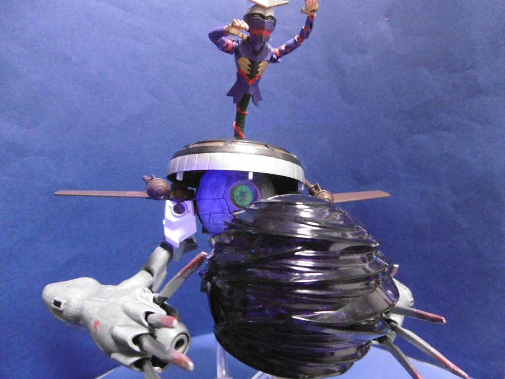 コイツは体内に『呪いの根源』を宿しています。出現すると本領発揮。
奴から放たれる怪しい眼光を受けると金縛りに遭います。
その後、両腕で重力球を生成。低速ながら対象に向かって追尾。
着弾すると機体は重力球に包まれ、異次元へ飲み込まれます(転移)。
これを「捕食」と呼んでいます。
有人機であれば人間のみ転移先が変わり、