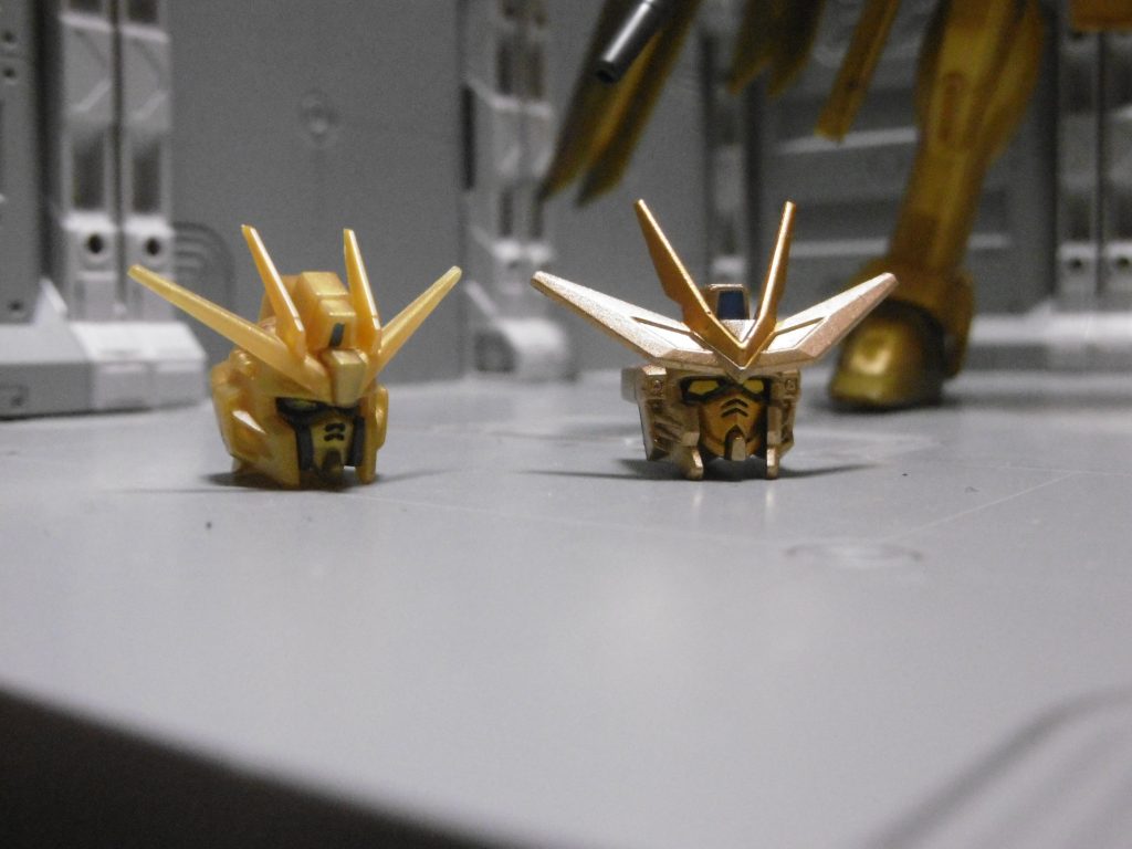 ノーマルとの色味の違い。ノーマル頭部は目をクリアー成型の物にし、縁取りを黒くしています。