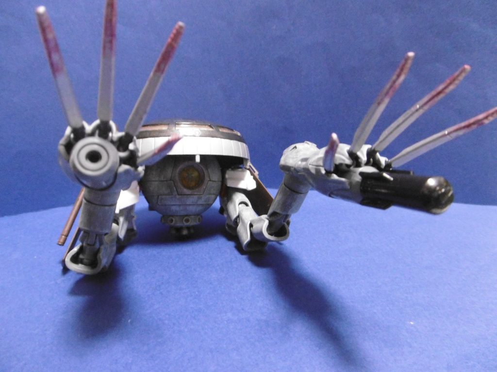 自立は可能。お座りとも言うべきか。
武装は以下の通りで、多くはハイゴッグと共通。
■バイス・クロー: 血塗れの塗装表現。
(シルバーの上からブラッドレッドでドライブラシ)
■火炎放射器: 両腕ビーム・カノンが和風っぽくないので変更。
■ハンドミサイル: ハイゴッグと同様。誘導弾なら和風でもありかと。
■携帯式対戦車擲弾発射器: シュツルムファウストの和名。