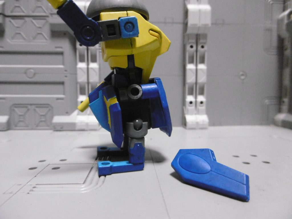 脚接続は現在のと共通で、このようになっています。
腕はサイドアーマー箇所にそのまま３ｍｍ接続。

現在は廃していますが、両腕は３ｍｍ軸接続パーツ（ＨＧＢＣ由来）に変更していました。