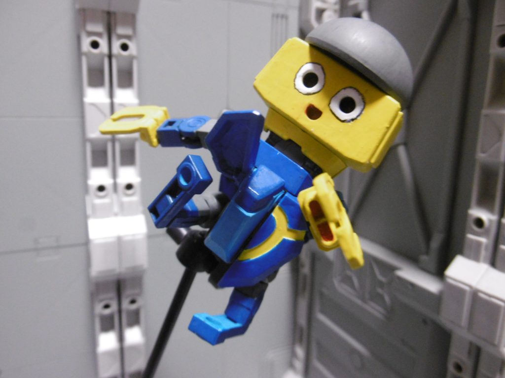 膝は固定ですが、ボールジョイント基部で前後スイング可能。
肩は３ｍｍ軸接続で回転可能。肘は約９０度曲がります。