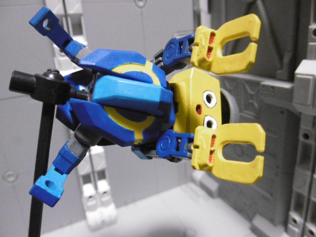 ＢＪ（ボールジョイント）接続なので、ある程度は開脚可能。ただし接地性は×

目と口の中（ＡＢＳ胴フレーム）も塗ってあります。
ＡＢＳ製でも可動と接続に無関係なので、遠慮なく塗りました。
目に当たる箇所の塗装はフリーハンドなため若干歪んでます。