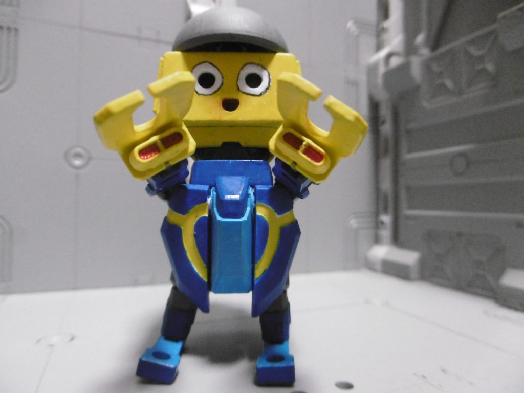 頭頂部・両腕・両脚はＨＧＢＣ製。
手の先にある物はビーム砲口で、ＭＳスラスター０１を接着。

手に用いたこの形状のジョイントは使い道が限られ、持て余していたのでようやく陽の目を見ました。