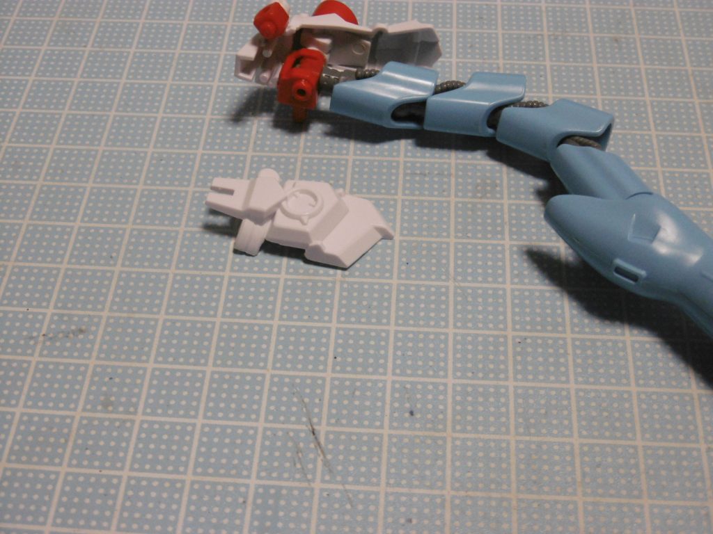 すると肩関節の向きを変えられるようになり、下に向いたポリキャップ側にハイゴッグの腕。削らないと干渉してしまいます。これを両腕分用意。
刀は不要で、マウントラッチが笠に干渉すると思い切除。