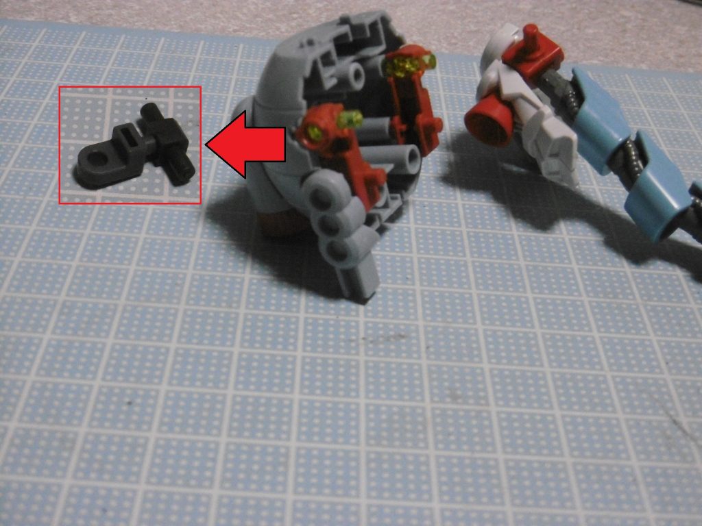 本体との接続法ですが、3mm開口ではプラ同士でへたったり、腕の重さに負けて外れ易くなってしまいます。
そこで、HGBCバトルアームアームズのジョイントと、プラサポPC-03(wave)を組み合わせた物を使用。PC-03な理由は、両端の軸が長いため。重要。