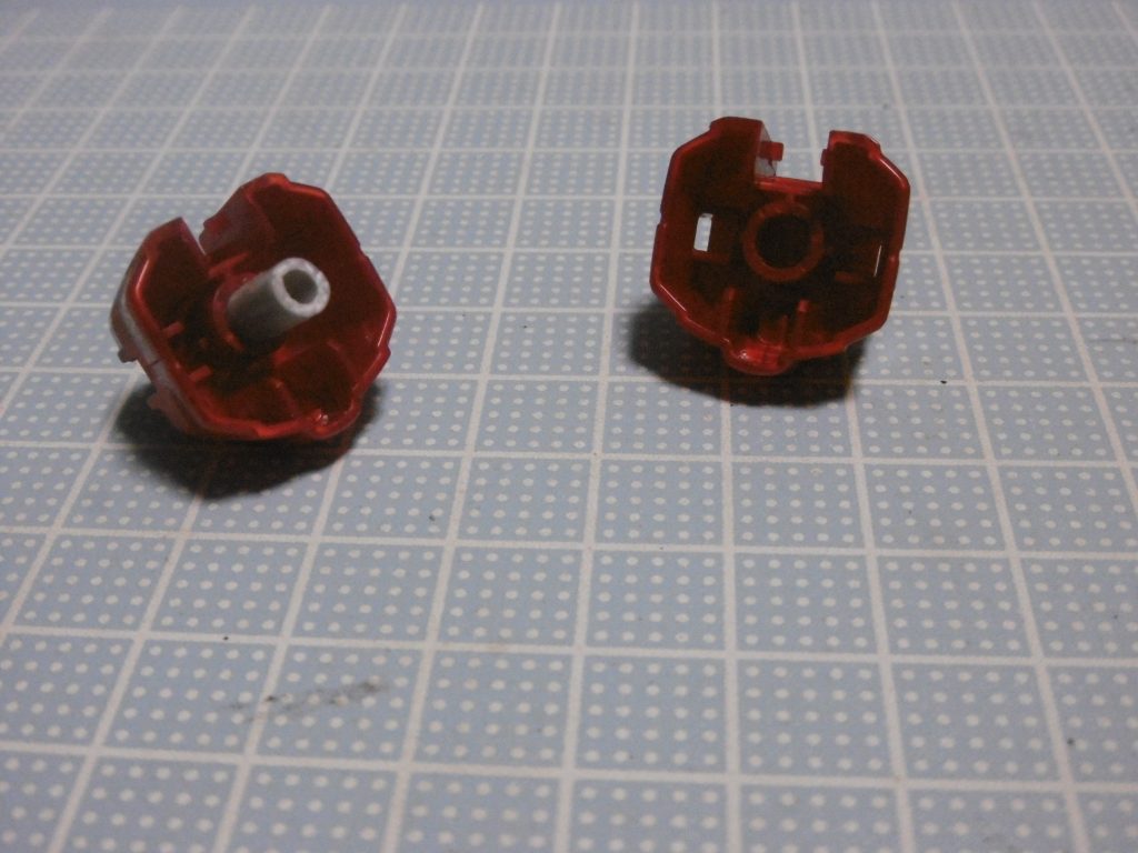 リアル形態の腰部（胴部）は接着面積に難があり、プラパイプを差し込み組立。２つ組むとアーマードコアの某ジェネレーターっぽくも見えます。接着せずとも強固で、ポロポロ外れたりしません。