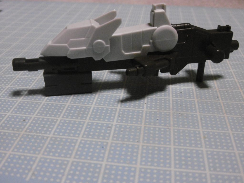 リアルモードをオミットしているので、馬具那式も若干加工。
後部の尾を切断し、手持ちの干渉を無くしています。前方のカーボンネット射出装置はポン付け出来ましたが、塗装後は何故か外れ易くなったので接着しました。