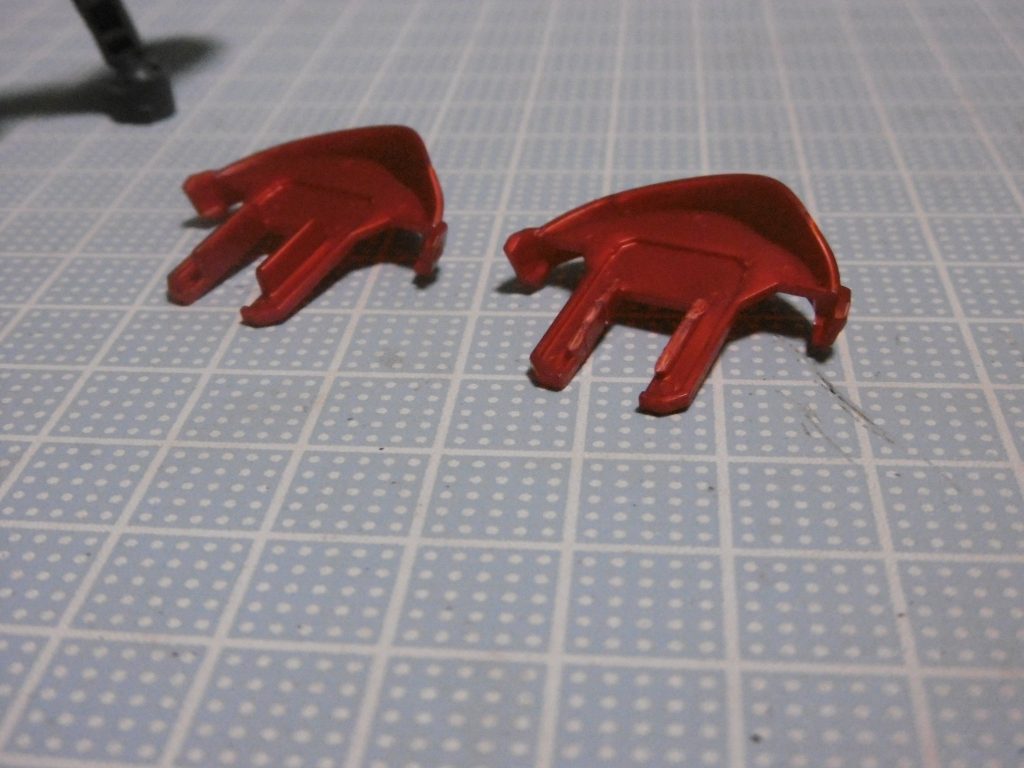 マフラーは基部を削って取り付け（右）。色を本体色に合わせて顔の一部としました。