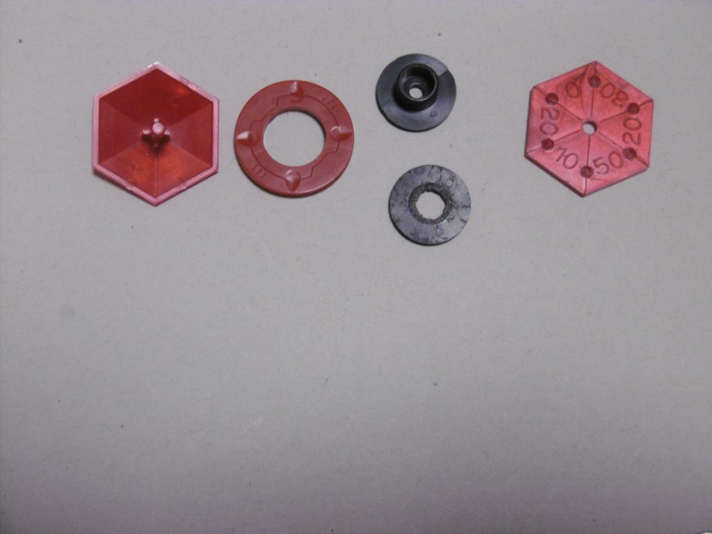 六角旋風独楽はそのまま使うとプラ同士接続ですぐヘタるので、ブレード部分を変更。ＨＧカバカーリーのビームリングとその基部を使い、下のように加工して独楽の下盤に接着（上盤には接着しません）。内径が軸固定されるのでパーツ安定度が上がり、用途切替が可能に。

【余談】
ダイバーズコン締切の約半日前に、塗装で使用中の筆がいきなり壊れました。しかも塗り途中の悲劇。もう絶対に間に合わないと思った。

ＧＢＮの設定にも合うように考慮しており、戦闘向きではなく探索ミッション向けの仕様です。
本格的な忍者の要素を内面的に表していますが、強力になるほど素の攻撃力は反比例（忍者の設定を切れば元に戻ります）。
それ以外に大きなマイナス要素「忍者である事は主将（リーダー）以外に知られていけない」。参謀役や親しい間柄でもダメです（史料にも同様の記述あり）
忍者好きであるのを表に出せないので、忍者としての活動をする限りどこのフォースにも入れない（入れても不協和により追い出されたり、敵に回った際バラされる危険性大）＋忍者の話題にも入れないのが、最大のデメリットです。
忍者の設定を史実と創作どちらに合わせるかで、ＧＢＮでの生き方が大きく左右されます。途中で互いに交差する事は絶対にありません。


以上、かなりガチガチな忍者の設定を盛り込んで作ってしまいました。フィクションやお遊びの要素も盛り込んでいますが、全てをお伝えするには論文並の情報量が避けられません。
今回載せた文章以外にも、忍者的な設定を網羅させています。戦術面も史実の知識が基礎に。

各史料を用いた事で、一般的な忍者のイメージとは大きく異なっており、需要も人気もまず無いと思っています。しかしこういった「素早く動かず強くも無い忍者」もありかなって感じました。
弱くしたのにも理由があり「忍者の大半は非武士だった」説に由来。現代的な忍者像とは、武士化した忍者の姿なのかもしれませんね。忍者ＭＳ（忍者ガンプラ）としては最弱でも、忍術の複雑さでは負けません。


ちなみに今回の陽丸・陰丸は、子供の頃からずっと夢だった「本格的な忍者ガンプラを作りたい！」を叶えた集大成でもあります。当時の思惑とはかなり違った方向へと進みましたが、理想形なのは変わりません。

ガンスタさんを知り、ダイバーズコンの開催がきっかけで背中を押され、ようやく形にする事が出来ました。史実とガンダム世界観との融合案には少なくとも４年以上かかり、未だに結論が出ていません。しかしこれからも「自分の好きを形に」していきたいと思っています。今後の忍者ＭＳ化にも、各参考史料からの知識を基本形に、あらゆる分野と融合させて行ければと。

ここまで見て下さった方々にも感謝いたします、本当に有難うございました！！　最後に、長文になり大変失礼いたしました。