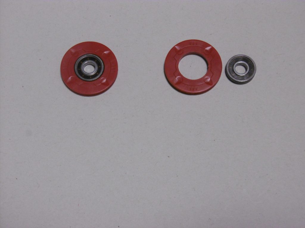 戦輪はＨＧカバカーリーのビームリングと、ミニ四駆の１３ｍｍボールベアリングローラー。
驚くほど内径がピッタリ合いました。
対空用の投擲目的だけでなく忍者の隠し持つ道具（ネジ・ナット）と組み合わせ、対地用の独楽としても運用可能。