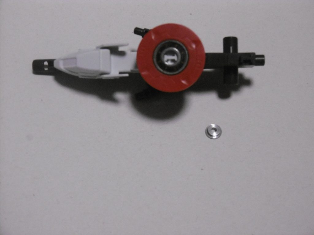 取り付けは機首の後部をボールベアリングの内径に合わせて削りました。付属するアレ（名前忘れた。スペーサー？）で接続穴を隠せますが、固定できないためポロポロ落ちます。
この武器自体がとても重く、リアルモードでないと保持は難しいです。ＳＤ状態の片手でも持てる事は持てますが、すぐに肘関節が負けます。戦輪だけでも結構重い。