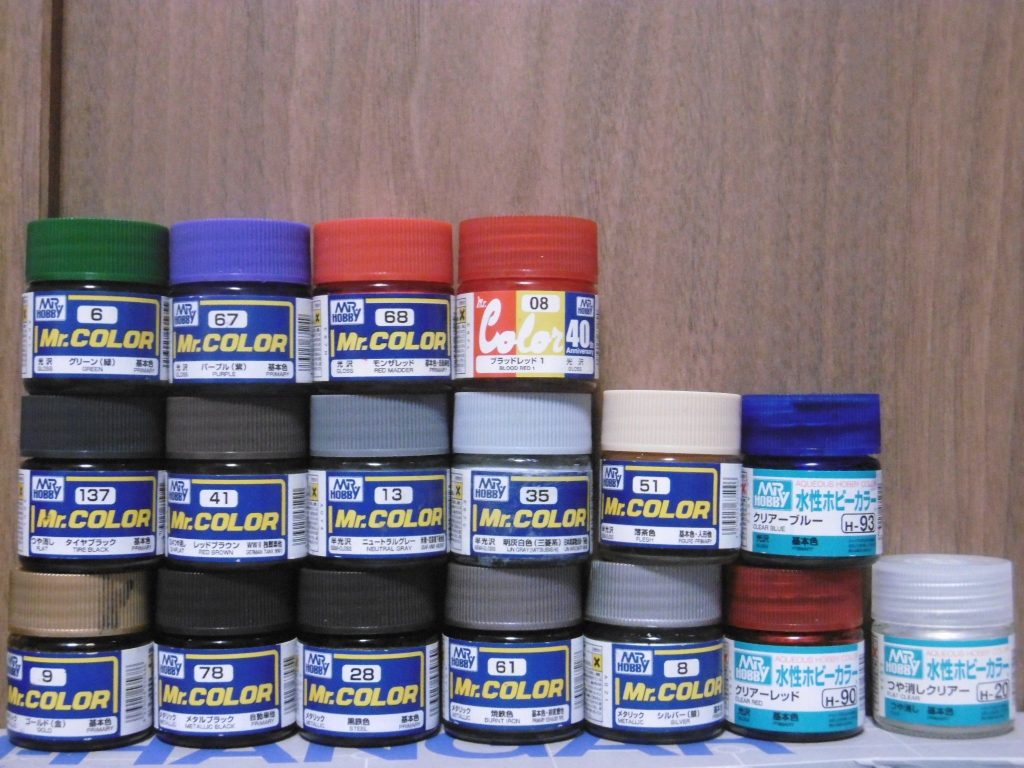 使った塗料は、過去最多の17種。全て筆塗り(一部は爪楊枝)。
一番右の水性つや消しは、一部を除き全体に行ってます。
水性クリアーの青と赤は調色で紫にし、シルバーを下地にしてセンサー類に塗装しました。両肩や前腕など。
以上です。もし読んでいて気分を害された方いましたら、失礼致しました。
ちょっとやり過ぎてしまった感もあるものの、妖怪も好きなジャンルの1つでして、湧き出るアイデアが止まりませんでした。
妖怪だったかどうかはさておき。
SD戦国伝をイメージしながら作った事もあって、そっちに寄せられた感もあります。完成後しばらくして何か既視感あると思ったら、闇軍団の水忍「頭護津愚」っぽい雰囲気もあるかなと(気になる方は画像検索でググって見てください)。
頑駄無軍団の下忍・暴留が攫われて闇軍団に魔改造、または斎胡のように洗脳され、新たな物の怪として邪武楼(じゃぶろう)の街に潜んでいるかもしれませんね。
企画立案から完成までに約3年の月日が経ってしまいましたが、無事に世に送り出せて安心。同時に、とても楽しみながら作れました。
また機会があれば何か妖怪化・異物化させてみたいものです。
恐らく次の妖怪枠は、前作バケッガイFの際に余ったプチッガイ頭で何かやらかす(既に完成形は見えていて配色を決めるだけ)と思われるので、その際にまた賑やかしに馳せ参じます。