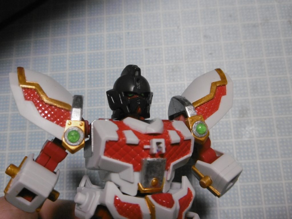 派手な外見に対し、リアルモードの顔は暗色。外見は忍者要素ゼロでも忍者である事を象徴付けています。

ダイバーズコン参加目的もあって省略も多くなってしまい、申し訳ありません。設定自体はかなり深く練り込んであります。外見が忍者ではないのであまりピンと来ない方も多いと思われます。しかしこういった表現もありかなと思いました。勝つ為ではなく「勝ち易い時に勝つ」スタイル。敵前逃亡も普通にします。

外見に忍者っぽさが無くても、全く忍ぶ気の無い配色であろうとも、世間一般的な忍者イメージからは忍んでいる意味では十分に忍者してるかなーと。
外見に反映しないのであれば、大半の機体は後付でも可能なものの、本格的な忍者ＭＳを目指すならやはり事前の設定練り込みは必要だと感じました。

陽・動の忍者と来れば、次作の零丸は陰・静の忍者イメージで構成・・・したつもりです。