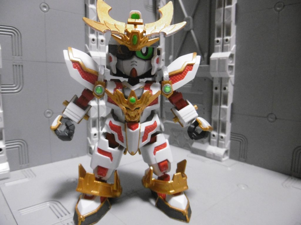 素の状態・正面
顔に眼帯（ＬＧＢＢ殺駆頭）を接着し、大日如来の梵字をあしらった以外は特に変更点ありません。
梵字は水転写デカール。眼帯は隠密頑駄無と同じく、センサーとして機能します。フレームはＣＳそのまま。

眼帯の梵字は陽術の増幅効果があります。
ここでの陽術とは本来の意味と全く違った意味で用いました。同じにしなかった（史実と合わせなかった）のは、多くの矛盾が生じるため。