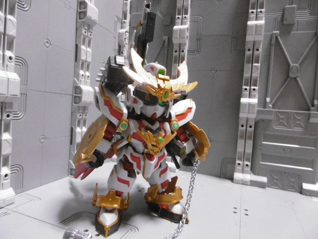 ほぼフル装備状態。武装類は下記の通りですが、決まった装備は特に無く必要に応じて携行します。

■ライフル２種：後述
■水蜘蛛ｘ２：後述
■鎖分銅：ＳＤターンエー＋プラアクト忍で構成。攻撃目的ではなく態勢崩しや攪乱に使用

■三連ファンネル：ビルダーズパーツのＭＳファンネル０１
外見はファンネルそのままですが、実際には手投げ弾。中は火薬・状態異常各種など様々で、色による識別なし（色を分けると敵に知られる危険性あり）

■通信遮断子機：Ｅｚ－ＳＲのシャドウファントム装備
効果は元のと同じですが、中身を上記ファンネルのような効果に変えたりします（任務に応じて変更）。
形状は元のに比べて若干小型化させました。