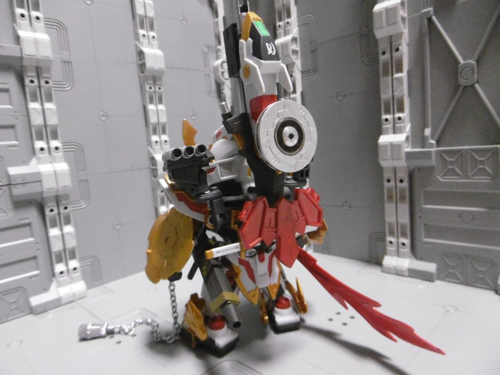 背面
もちろんこんな重装備で機動力が維持されるわけないので、あくまで「（現段階で想定している装備を）全て積んだ場合」です。使うかもしれない装備は持たず「確実に使う」物のみを任務毎に選択。それ以外は現場で材料調達し武器自作する事も。

両腕の水蜘蛛は３つの用途「対ビームコート・投擲・滞空」で、バーニアと併用する事で一定時間の自力飛行可。忍者にはあまり空を飛んでほしくないので、こういう措置に。もちろん宇宙進出は全く想定していません。四方には刃（銀塗装）があり、ブーメランのように投擲可能。