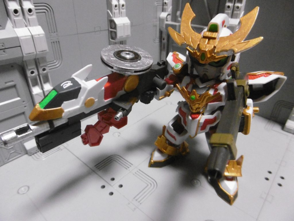 ライフルは２種。零丸の標準装備品がベース

種子島雷威銃は実弾属性で、２体目の零丸と装備を共有します。そのため地味な配色に。火薬だけでなく特殊弾も発射。銃は隠密行動には不向きですが、それ以外であれば関係ありません。ハイテク世界ですから積極的に使わないと不利になりそう。

馬具那式タネガシマはビーム属性。先端にティエレンのカーボンネット射出装置を追加。左右には１ｍｍ開口し、迎撃用バルカンを追加。後部にはセンサー追加。
【増長天】の梵字により性能強化され、バリア貫通効果付与（威力はベースより低下）

この銃には他に秘密が２つあります。