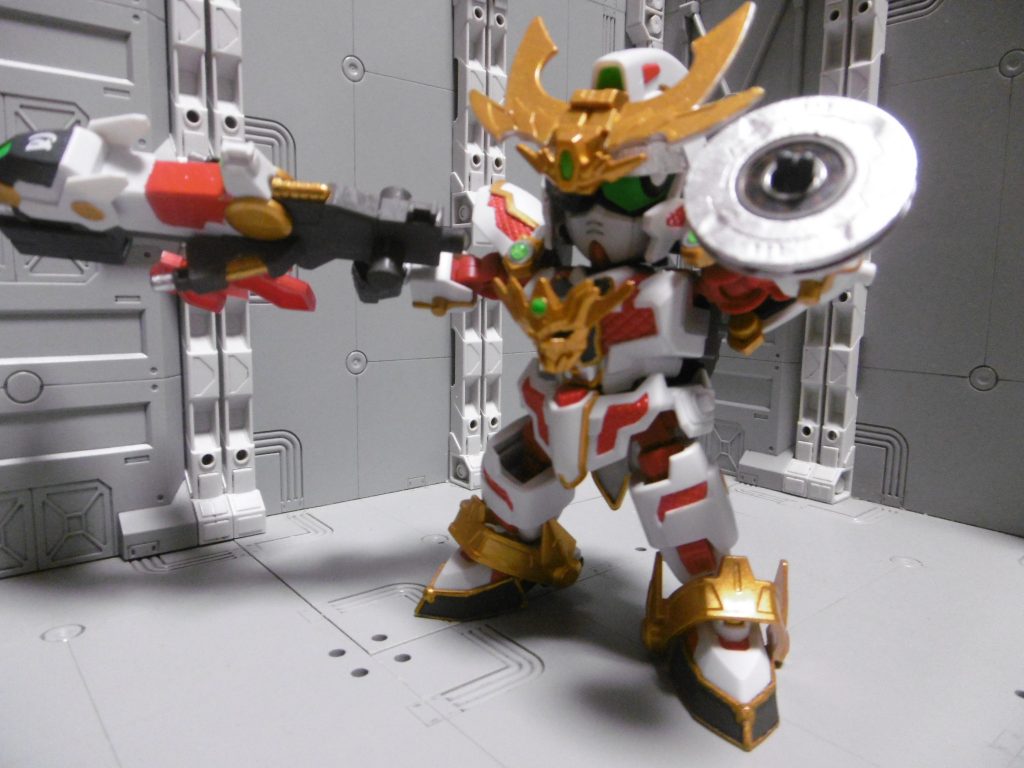 センサーは隠し武器「戦輪」。チャクラムとも言います。
これ自体にも特徴があり、自律兵器でもあります。具体的には「中央のセンサーで敵の攻撃を先読みで避け、接敵するとビーム刃を発振」
ＰＳ装甲で弾けると思っても接近後に発振するので不意打ち効果あり。

左の目線は、ＳＤＢＦスターウイニングガンダムより拝借。余白を黒でぬりつぶしました。