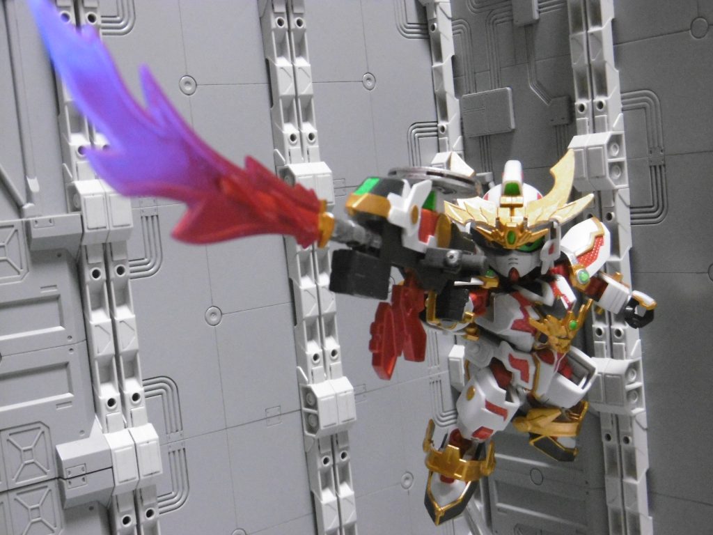 刀２本の内、赤い刀を銃口に差すと形態変化。火炎放射器になります。
見た目は成型色のまま赤ですが、実際にはより高温な青い炎（陽術による色覚変化であり、肉眼では不可視）が放たれます。この変化はブラックライトに反応する塗料を混ぜてます。

戦輪やこの武器だけでなく、殆どの武器には「外見と異なる効果」を付与させており、それを便宜上「陽術」としています（※実際の陽術とは大きく異なります）

要約するなら、この陽丸は「油断と意表を突く戦術」を取る忍者です。外見ではなく内面的な忍者を映した姿。
例えば刀２本の内１本はこの馬具那式銃口にあるように赤い刀身。ただ赤いだけ実体剣属性なのでＰＳ装甲に弾かれます。馬具那式との併用で芯棒となり、陽術で状態変化する仕組み。もう１本の刀は腰にあり銀色をした普通の刀ですが、実際には特殊格闘扱いで対物理防御を無視（正確には威力減衰や貫通）します。
通常の刀でわざとＰＳ装甲に弾かれ、相手に生じた僅かな油断に付け入り特殊格闘で追撃。