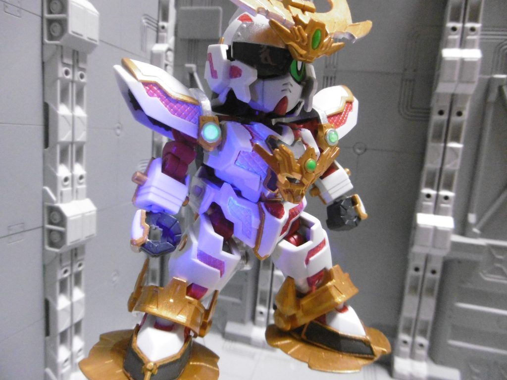 切り札
最大稼動状態になり、一定時間機動力が更に増大。陽術によりバックパックにバーニアが２基追加（背面の二穴に出現するためオプション装備は使えなくなる）。
更に質量のある残像を発生させ、全ての残像を敵センサーに表示させます。ただしＥＮ消費量が非常に多く、短期決戦または逃走用の手段。

鎖帷子モールドは、発光だけでなく発熱も兼ねるようになります。この色の変化はブラックライトによるもので、武器の幾つかにもこの塗料（ガイアノーツ ＥＸ蛍光クリアー）を使用。 
この塗料を使った表現は全て「陽術による」設定があり、実際の青い輝きは不可視（赤の発光が強くなる）。
陽丸は陽忍であると共に「光の象徴」としています。そのためステルスシステムは搭載なし。


一般的な忍者ＭＳは「先読みによる高速攻撃＆回避」が戦術と思われますが、陽丸は「近距離戦のみ後読み」戦術を使います。中・遠距離では先読みで回避しつつ接近戦のリーチに持ち込みます。ただし近付きすぎると相手の本体内蔵装備（頭部バルカンなど）による回避不能な手を打たれるため、そのリーチから離れて格闘戦を誘発。
その際に敵の格闘が空振りすれば一瞬の硬直時間が発生します。忍者は動体視力にも優れますので、初手が速い居合斬りでなければ回避も難しくありません。斬撃を回避し硬直や油断が生まれた隙を突いたカウンター戦法で、不意打ちなクリティカル効果も見込めます。攻撃してこなければ無駄な消費が無くなるだけなので、積極的に誘発を狙います。