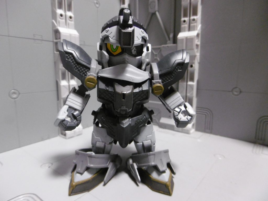 まずは軽装・正面
ＳＤフレームに変更しています。腰を少し加工した以外はそのままなので、殆ど動かせません。開脚も出来ず接地性×
ＳＤフレーム化の理由は劇中イメージに近付ける為ではなく、静的な表現をするために可動を殺す事にあります。可動が良ければ高機動化に繋がりますが、駆動音もそれなりに発するようになり、音が発覚リスクを引き上げます。可動の乏しさは運動性の悪化ではなく、必要最小限の動きをする事で音を低減する効果があるのではと。足音も限りなく消す事も可能。しかしどんなに消音化しても対人には効果なし。

動的な忍術ではなく、静的な忍術を主としているので、攻撃力は控えめ。素の零丸の約３～５割程度を見込んでいます。
本体色は散々悩んだ結果、僧兵イメージに。胴・足・苦無などの黒茶系の成型色は「忍者的に考えても良い色をしている」理由で、塗装せずそのままツヤ消しただけです。
胴体ほぼ真っ黒ですが、胸部の成型色がアクセントに。この黒も真っ黒ではなく「黒寄りの灰」がポイントで、タイヤブラックを使用。理由は「黒だと月明かりで輪郭が出てしまう」から。メインの白は後述の変装術の都合もあり、成型色の彩度を落とした明灰白色（白と灰色の中間）に。

瞳はＳＤＢＦ紅武者アメイジングから片目のみ拝借。もう片方には目線が右になる物を使用し、余白は黒で塗りつぶしました。
肩のマイナスモールドは、ＨＧＢＣジャイアントガトリングより。

陰忍として機能させるため、ステルスシステム内蔵。任意に切替可。
常時有効にしないのは、怪しまれるのを防ぐ目的から。必要な時にのみ気配消去（レーダーに映らなくなる）。
鎖帷子モールドは陽丸では発光でしたが、陰丸では放熱＆軽量化。
熱探知に掛かり難くなります。ＭＳとして見れば全身が鎖帷子のような物ですので、モールドの色分けはしていません。スミ入れも情報量を増やすのは危険なので無し。