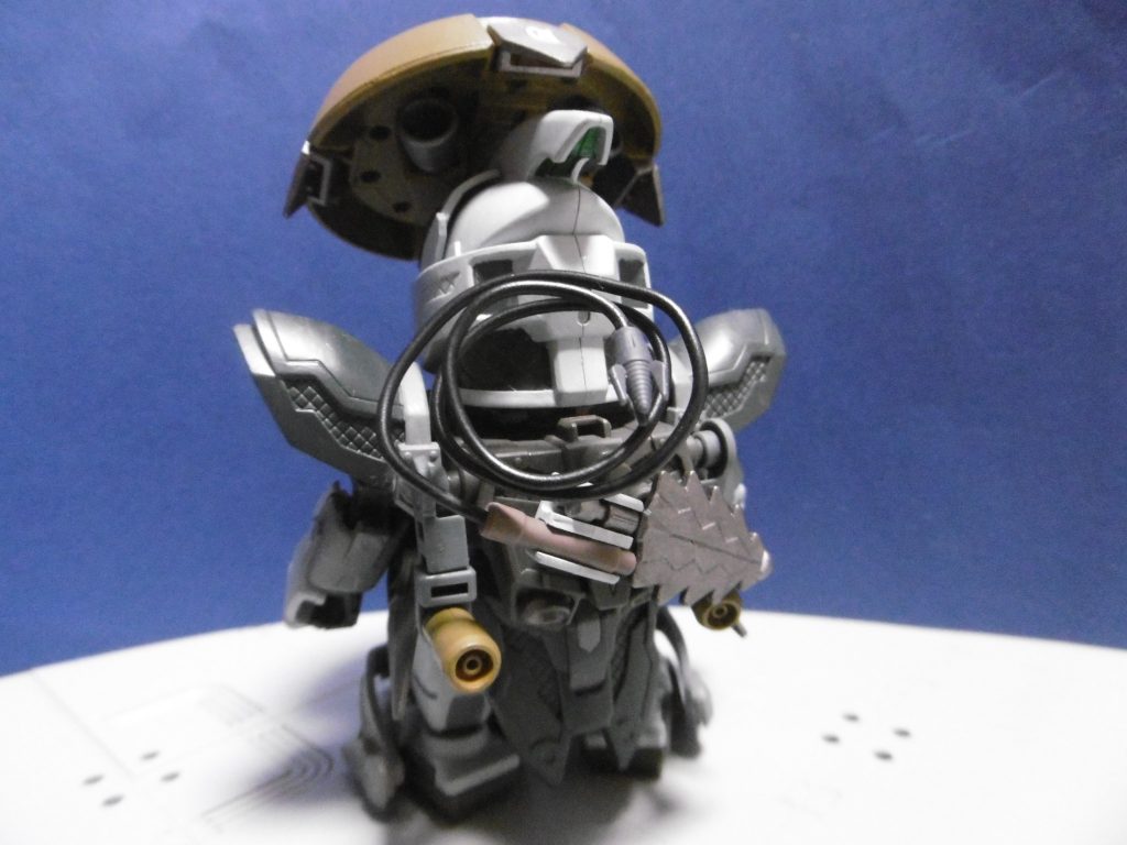 背面
笠の背面にあるバーニアは推進用ではなく排熱用。
推進だと頭が吹っ飛びます。

各推進器は非常時・発覚時・緊急脱出時を除き、基本的に使いません。
足跡を残さないのと高速移動は魅力ですが、光・熱・音・煙の各デメリットが大き過ぎます。緊急時の高速移動の為なのでビーム兵器を廃止し、その分を出力に回しています。発覚しても逃亡第一で、不必要な戦闘は避けます。戦えなくはありませんが、戦闘力はほぼ無いようなもの。

オプション装備には忍び道具が数点。基本的には攻撃用ではなく、登器・開器としての用途。それぞれ登山用道具・開錠用道具のコト。

■スクリュー・ウェッブ：
鉤縄として対象に巻き付けたり突き刺して使う、ワイヤーにぶらさがって移動する事で足音を消す。先端の鉤の部分は開器にも転用可。触れた対象に電流を流す事も可で、対人・対物相手に感電効果付与。ＭＧクロスボーン（ウェッブ本体）＋ＨＧＢＤリーオーＮＰＤ（＋サーベルグリップ）

■錣（しころ）：
両刃のこぎり。トラップ解除に有効で開器にも。ＳＤ彗聖頑駄無より拝借

■ファンネルｘ２：後述
スクリュー・ウェッブと同じく登器扱い。ＨＧＵＣヤクトドーガより拝借

各武装は攻撃目的ではなく逃走用の手段。腰の苦無くらいしかまともな攻撃は出来ません。
刀は廃止（忍者刀は実在するも、使われた記録は史料に無い）し、代わりに陽丸が二刀流に。

苦無は忍者の記号としても有名ですが、形状的にはあまりポピュラーではない（輪が無い）のでそのまま使用。実際の苦無は武器というより工具であり、登器として使われます。投げる為の苦無もありますが、陰丸は壁よじ登りや穴掘り等に使用。
付属のビームエフェクトは火遁として用い、地面に突き刺す事で爆発を起こし、逃走用の手段にも。
苦無を攻撃に使う場合、逆手持ちではなく順手持ちで使います。これも忍者と一目でバレるリスクを下げる目的。接近用のダガーと思わせたりも。