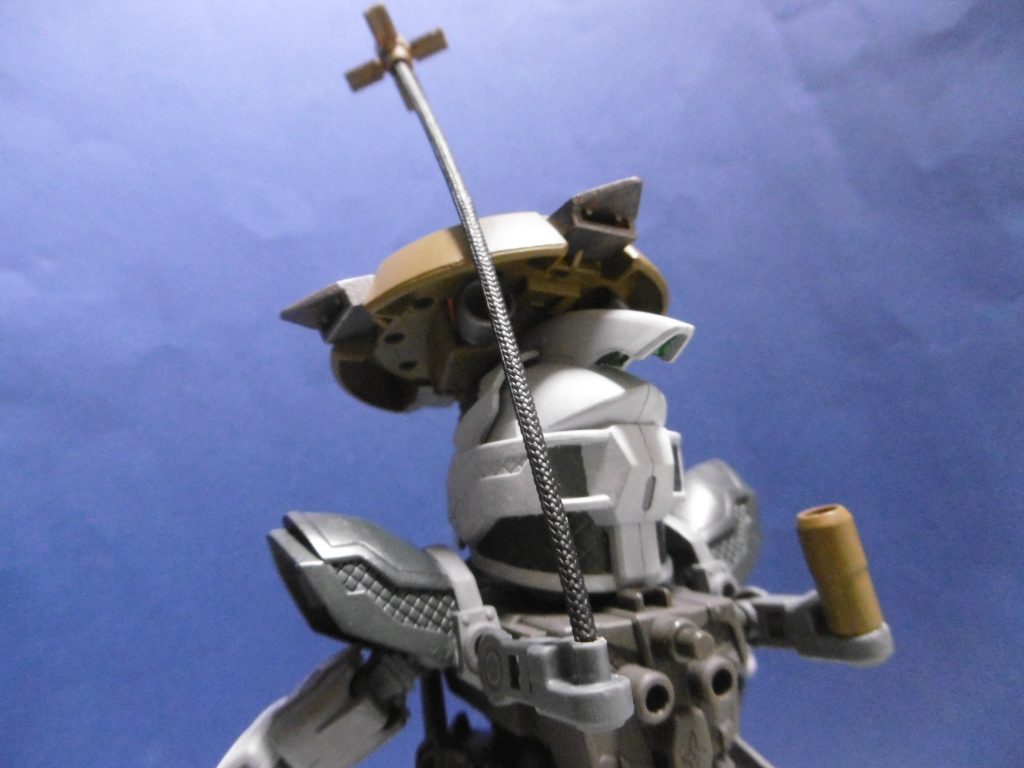 ファンネルは有線ワイヤー式で上空に射出し、下降が始まるとドリルが出てきて地面に打ち込み。ワイヤーを引き寄せながら体を浮かせ、高所への移動に用います。天井への打ち込みも可。これはガサラキの「リフティングウィンチ」を参考にしています。
高所までバーニアで飛ぶとマイナス要因だらけなので控えます。攻撃にも使えますが、有線なので過信は禁物。ビームは出せずドリル攻撃なため、対物理防御持ちには弾かれます。

スクリュー・ウェッブも移動用の道具ですが、こちらの欠点は「大きな音が鳴る」事。ドリルが地面に刺さるわけですから相応の轟音が鳴り、隠密行動には不向き。そのかわり移動時の安定性が高く、射出距離も長め。