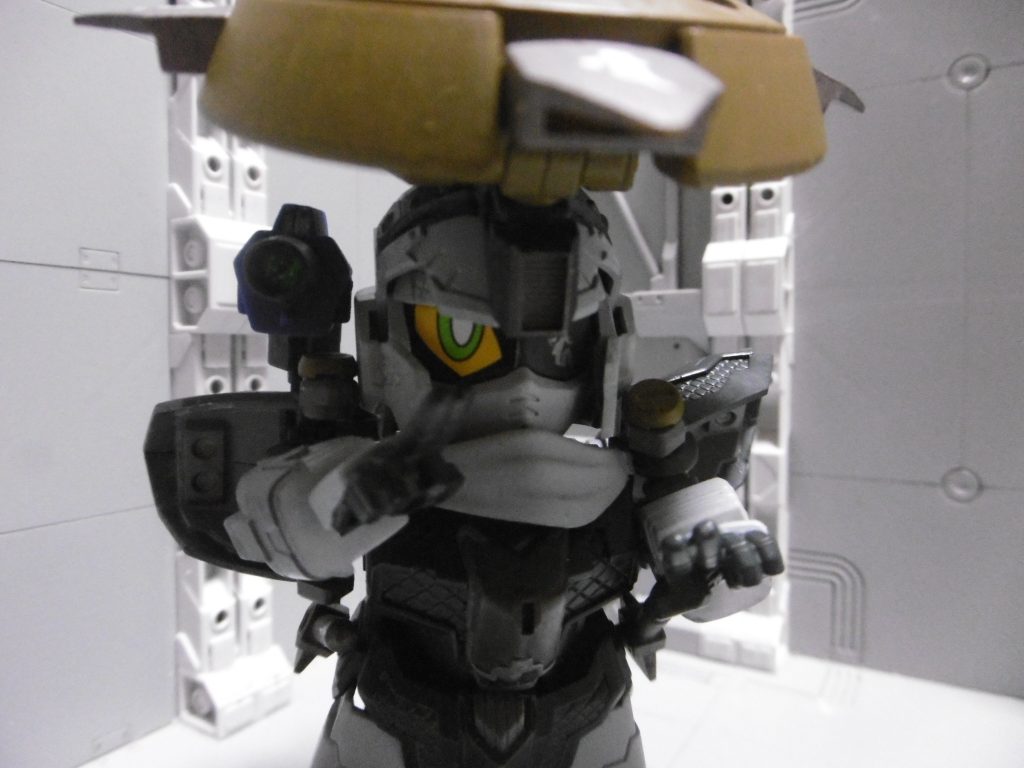 陰丸の切り札・瞳術
素顔でのみ可能。両手で印を結ぶと発動。視界内にいる機械対象の全センサーをジャックし、長時間行動不能に陥らせると共に陰丸との戦闘記録を抹消させます（記録機能の破壊）。
ＭＳ相手だけでなく設置式の機械トラップにも適用。不動明王の梵字により陰術の効果増幅。
笠の四天王障壁とも連携し、有効な数だけ効果時間延長。オプション装備のカメラガン（ザク強行偵察型より拝借）も併用すれば、上下左右への有効範囲拡大。
基本的には一度限りの使用。発動までの時間が非常に長く、二度目以降は邪魔される可能性大。

本来の瞳術と違い、対機械兵器。肉眼で陰丸の目を見ないようにしても機械のセンサーに直接影響を与えるので、範囲内にいる限り無効化できません。対人には影響なし（あっても対戦記憶消去くらい）。

本来の瞳術とは潰し合いや自滅の誘発だったと思いますが、史実に近付けるのであれば忍者として最も重要とされる「正心」に反し、非人道的に感じて独自に改変。瞳が零丸ではなく黒目でもないのはこの術のため。

切り札発動時以外でも使える術があり、静止時に印を結んでいる間のみ光学迷彩を使用可能（気配を消す「隠形の印」を参考にしています）。移動時だと視覚以外での大きなデメリットがあるので使えません。