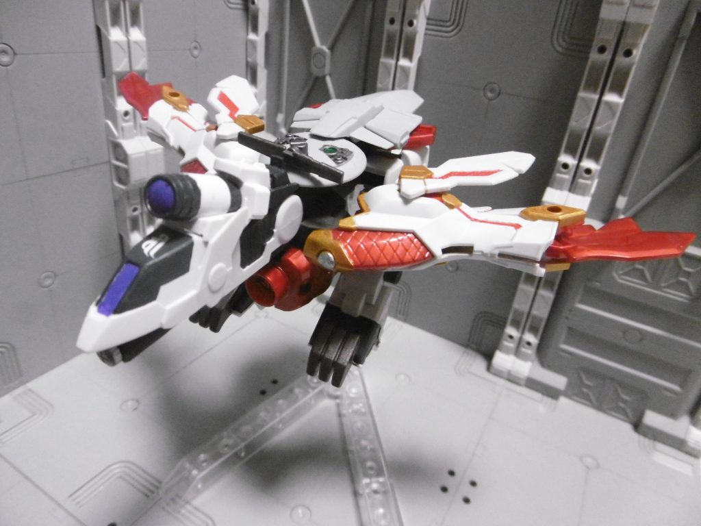 リアルモードをオミットした事で、合体の必要が無くなった八鳥も強化しました。名を【零式八鳥】と言い、零丸の式神を意味します。

陰丸だけでなく陽丸も使役可。梵字「広目天」により、索敵性能強化＆スキャン間隔大幅短縮。迎撃以外の攻撃手段を持たず、上空から索敵支援。
天井がある程度高い場所であれば屋内侵入も可能ですが、天井のセンサー類に掛かり易くなります。
陰丸と違い、ステルスシステムは内蔵なし。敵レーダーにもしっかりと映りますが、高性能レーダーでないなら高度識別まではされないと思います。

Ｅｚ－ＳＲのセンサーユニットや各ビルダーズパーツ（ＭＳレドーム・ＭＳファンネル・ＭＳバーニア等）を装備。ファンネルはミサイル迎撃やデコイ等の自衛目的で使います。