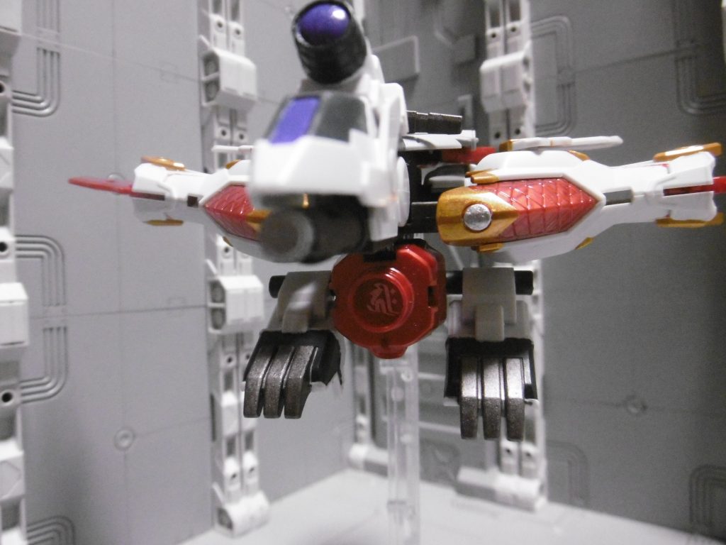 機首の下にはザク強行偵察型の頭部カメラユニットを接着。機首側の大きな増設センサー（ポン付け出来てピッタリ合います）が目を引きますが、記録用カメラは被弾率を下げる目的で機首の下部に配置。

増設したジェネレーター前方には「量り知れない光を持つ者」の象徴である、阿弥陀如来の梵字。ＥＮ最大容量増加＆光学迷彩を常時発動可能。でも常時ではＥＮをかなり食うので、必要ない状況では効果を切ります。切替使用の場合ラグによりすぐに効果が表れない事も。
光学迷彩は移動時に大きなデメリット（発熱量・ＥＮ消費大・背景の乱れ等）がありますが、背景に雲しかない空中であれば大して乱れはありません。敵の目線からしても前後移動であれば大きな問題は無し。

零式八鳥にも切り札持ち。陽丸と同じく機動力上昇＆残像（発覚時のみ）の効果があり、一部を除き赤い部分は青く発光します。